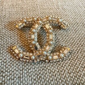 Brand New Classic Chanel Large CC Logo Crystal Embellished Pearl Brooch